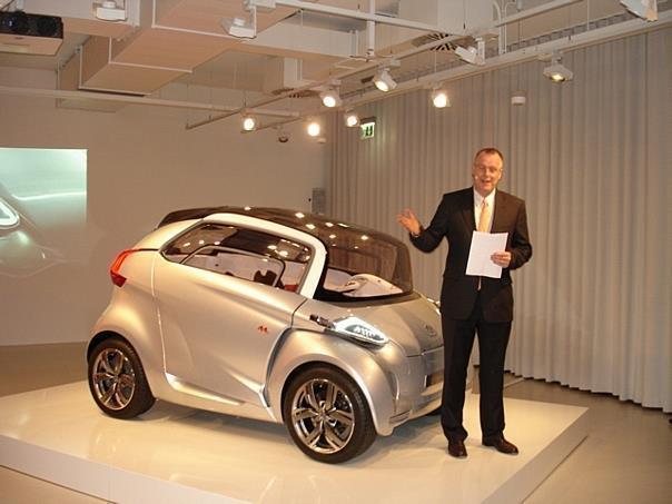 Cornelius Grzimek, seines Zeichens "Direktor Eigene Handelsnetze" bei PSA Peugeot Citroën“, startete die Präsentation des BB1 in Berlin. Peugeot gehe es darum, „die Dimension urbaner Mobilität neu zu definieren“. Foto: W. Riedel/auto-reporter.net 